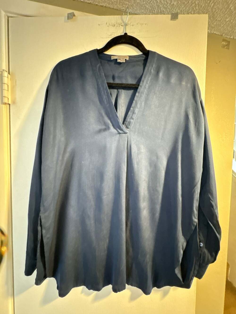 Vince Silk Blouse Size XS Navy Blue V-Neck Long Sleeve Silk Top